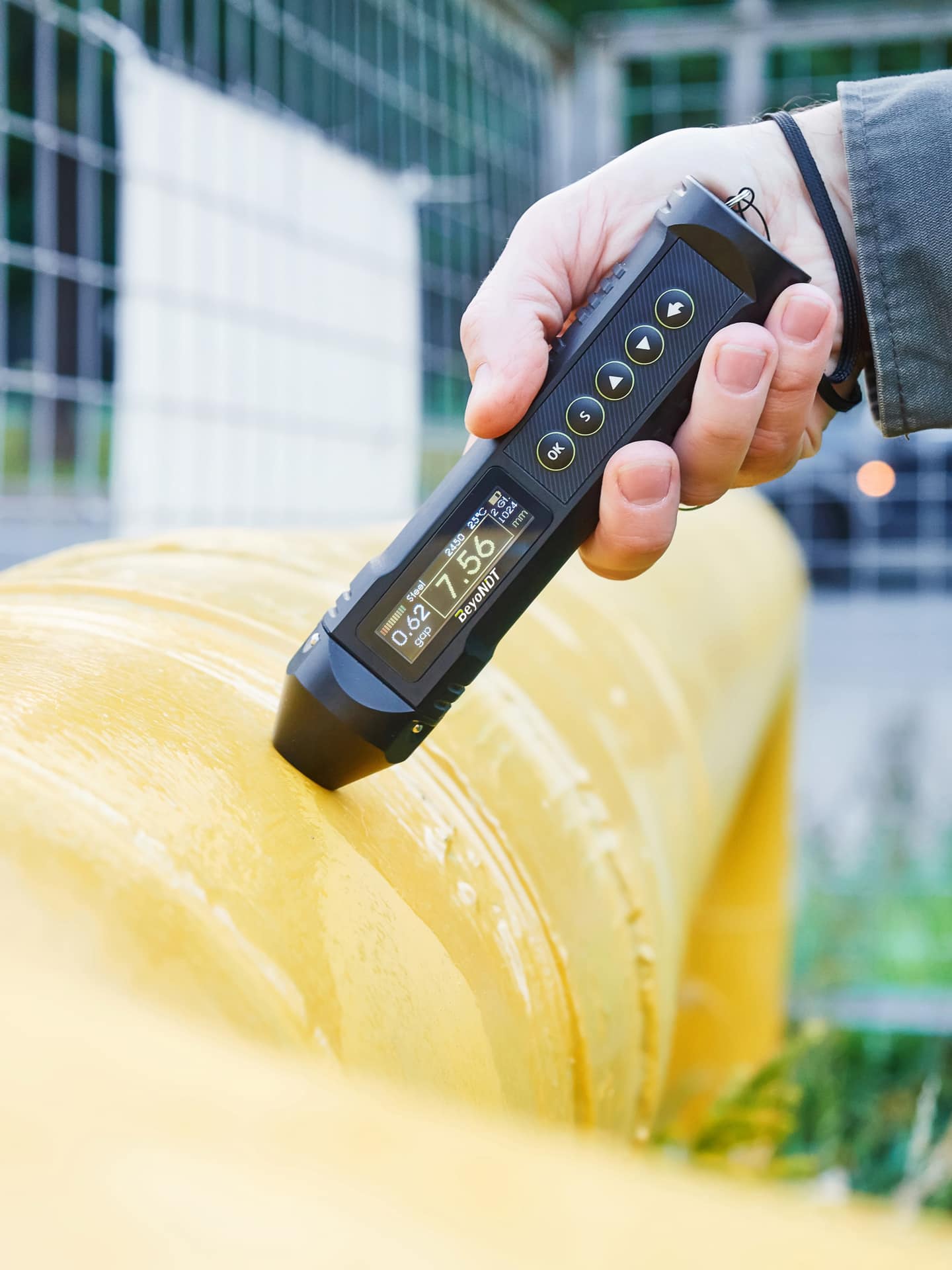 Ultrasonic thickness gauge measures with paint layer 